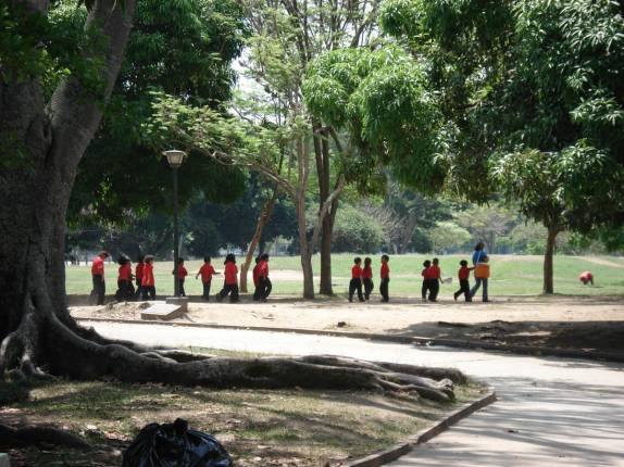 Estudantes passeiam pelo parque Francisco Miranda, o maior de Caracas, na Venezuela (2007)